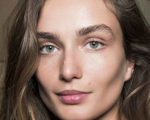 woman with minimal makeup and full eyebrows