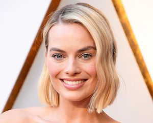 Margot Robbie chic wavy bob