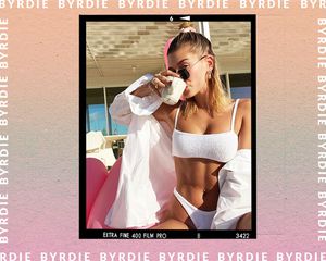 Hailey Bieber belly button ring
