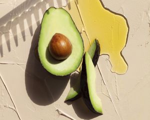 a comb, half an avocado and oil
