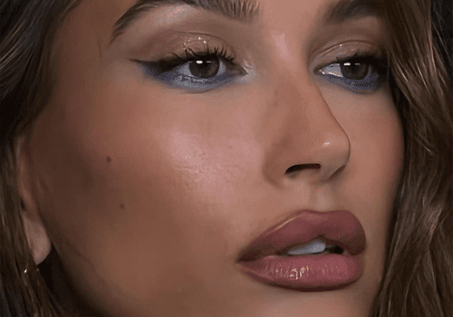 Hailey Bieber wearing blue eyeliner and overlined lips