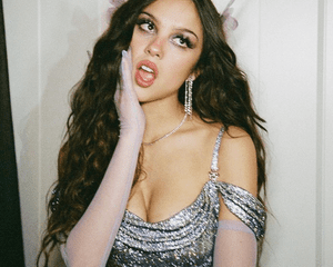 Olivia Rodrigo butterfly hair clip met gala