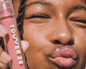 Model wewaring pink lip gloss